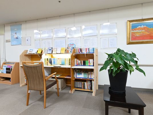 書籍と植物のある空間
