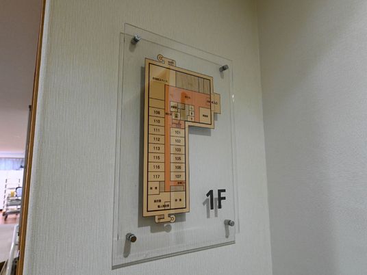 1階案内図が掲示された壁
