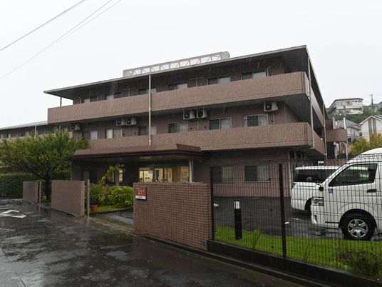 雨の日の施設外観