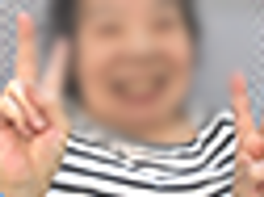 笑顔の人物が中央