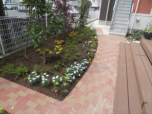 花と緑に囲まれた中庭