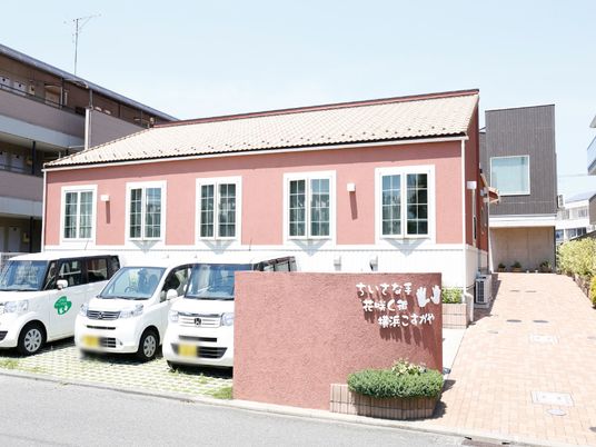ピンクの外観の建物