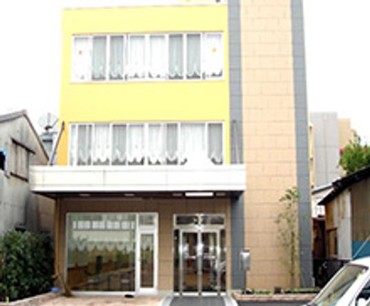 明るい外観の建物