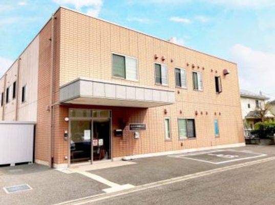 レンガ調の建物外観