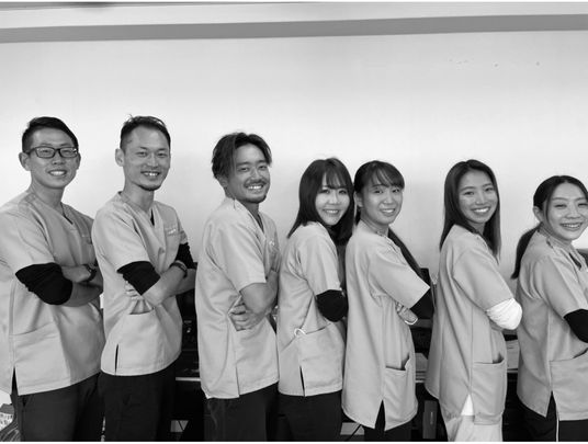 笑顔のスタッフ集合写真