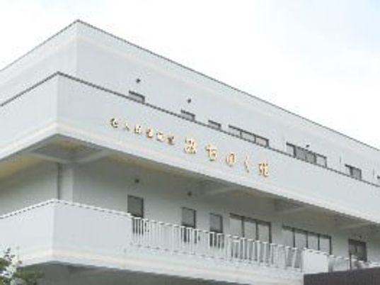 白い外観の建物