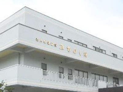 白い外観の建物