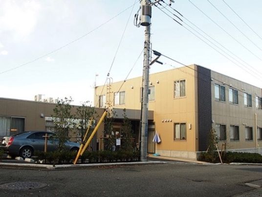 明るい日差しの外観