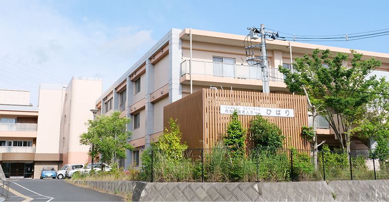 緑の多い建物外観