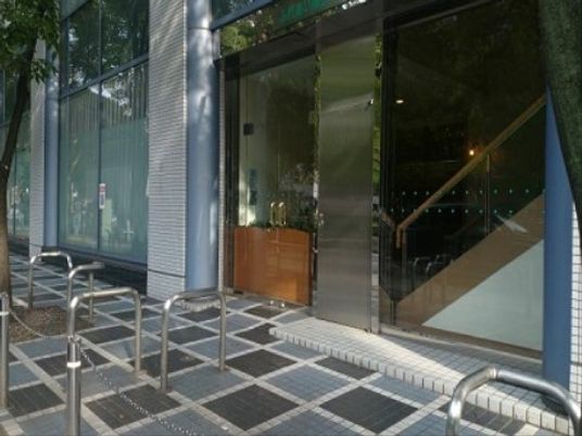 モダンな建物のエントランス