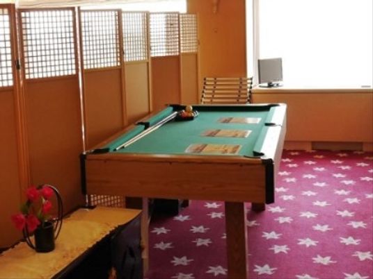 ビリヤード台のある和室
