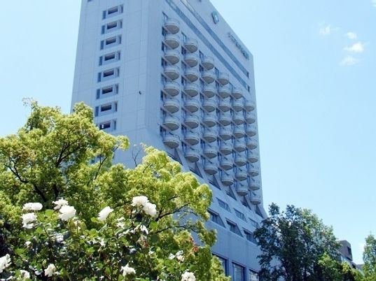 高層ビルと緑の景観