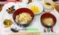栄養満点の食事トレイ