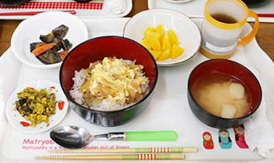 栄養満点の食事トレイ