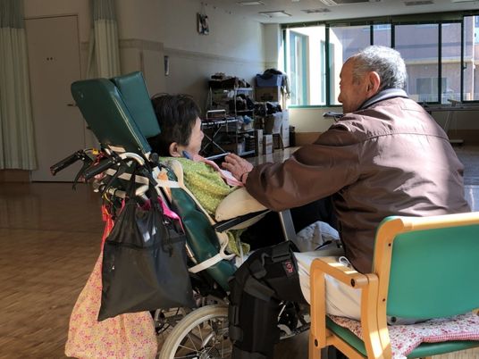 車椅子の方と話す人