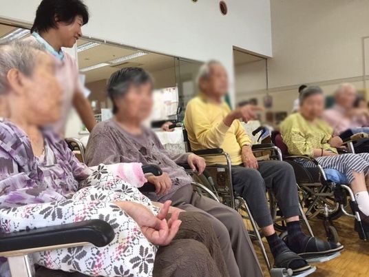 椅子に座る人々の交流風景