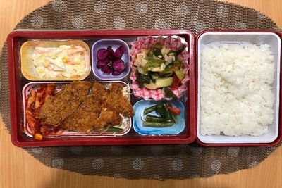 彩り豊かな食事トレー