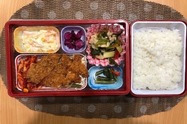 彩り豊かな食事トレー