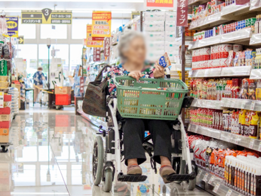 車椅子で買い物する人の店内
