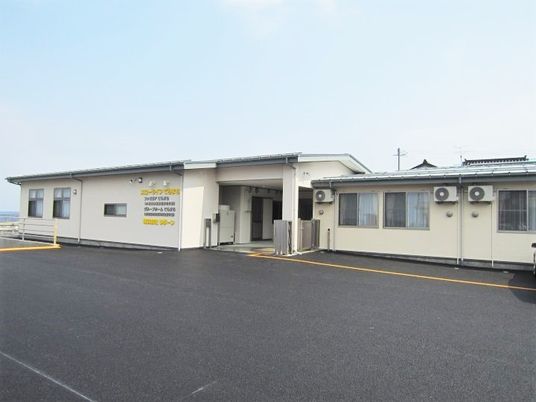 広々駐車場のある外観