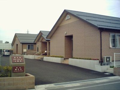 広々とした外観の建物