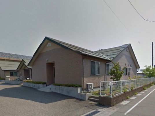 茶色い外壁の建物外観