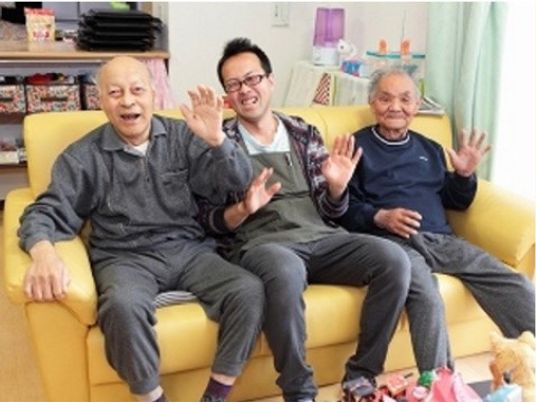 笑顔の利用者と職員