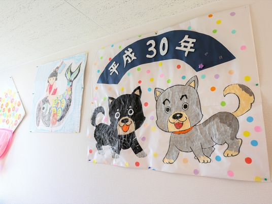 壁に掲示された手作りの飾り