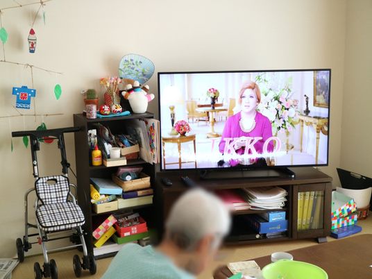 居室のテレビと車椅子