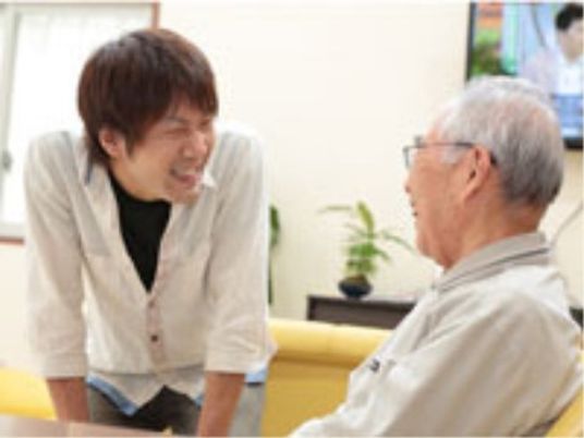 笑顔で会話するスタッフ