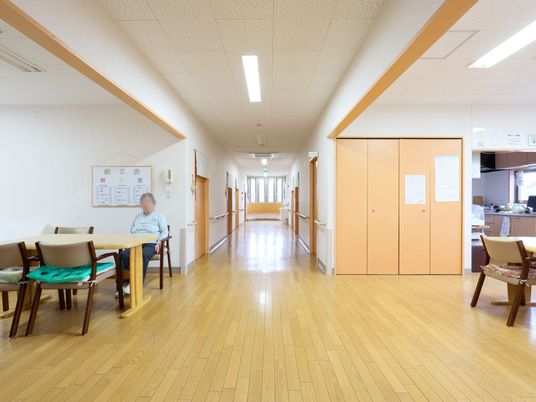 廊下の風景と椅子に座る方