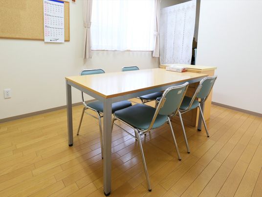 明るい会議室のテーブルと椅子