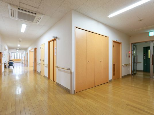廊下の明るく清潔な様子