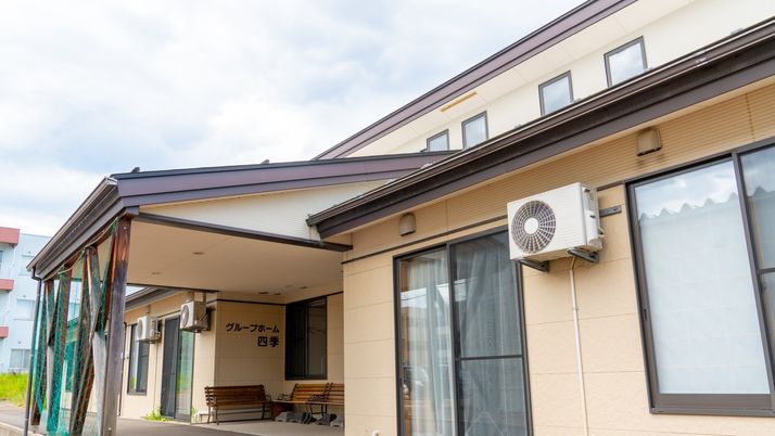 エアコン付きの建物外観