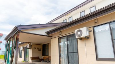 エアコン付きの建物外観