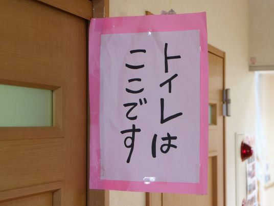 掲示物がある廊下