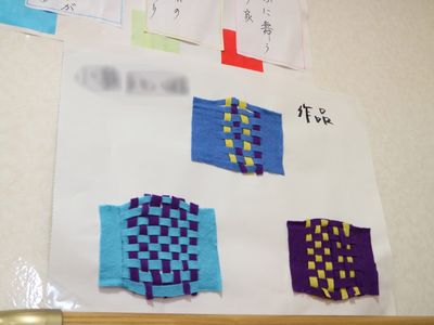 手工芸品が貼られた壁