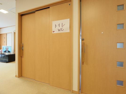 木製の広い扉と表示