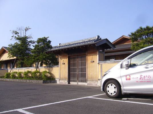 木々に囲まれた落ち着いた外観