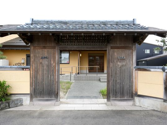 伝統的な建築のエントランス