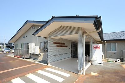 落ち着いた建物外観