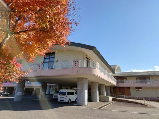 明るい秋の建物外観