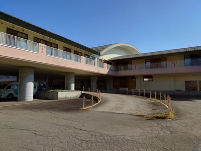 広々とした建物の外観