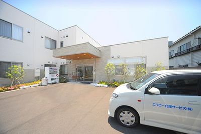 車いすも対応の正面玄関