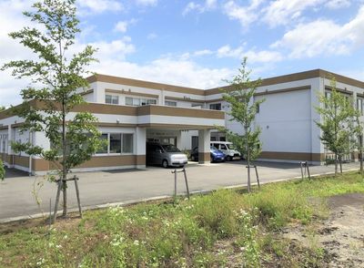 緑に囲まれた外観
