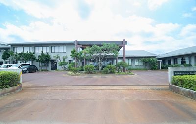 広々とした庭がある外観