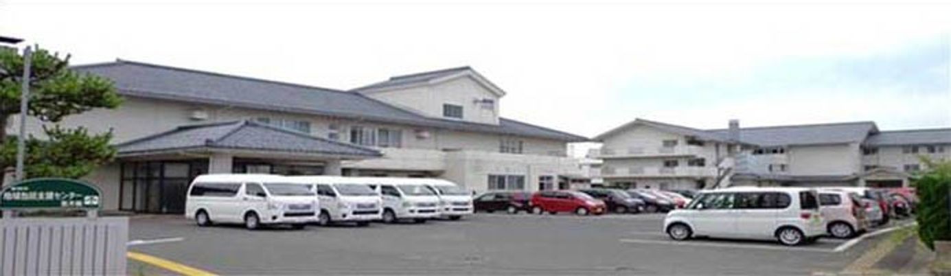 広い駐車場の施設