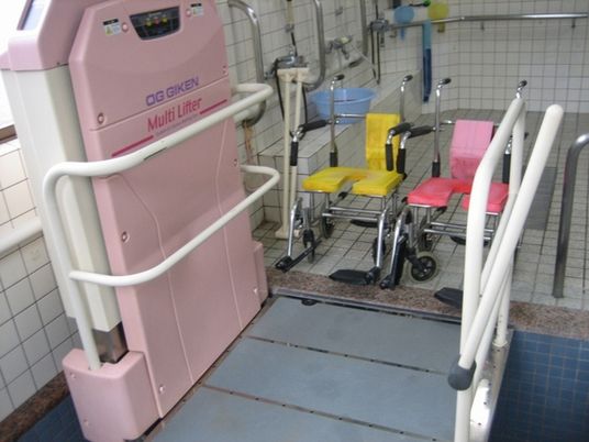 椅子と機械の設置された浴室