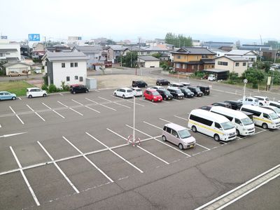 広々とした駐車場の風景