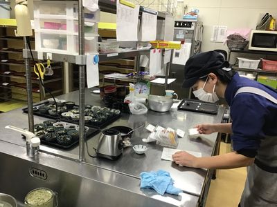 厨房内で丁寧に業務